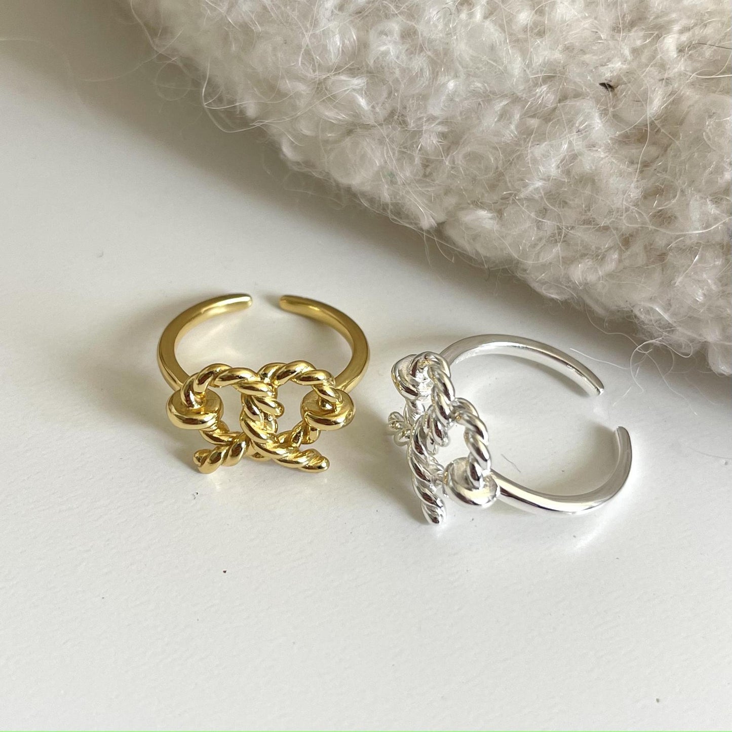 Anillo retorcido con forma de corazón minimalista de plata de ley 925 para mujer con textura geométrica