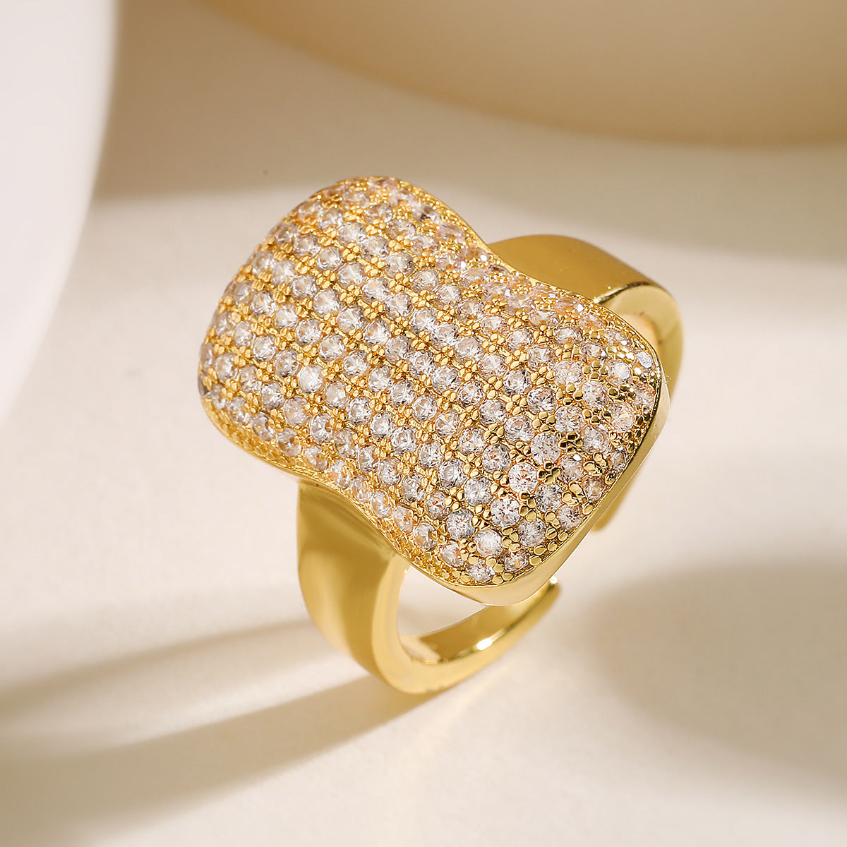 Anello Aperto Geometrico Minimalista da Donna in Ottone Placcato Oro 18K con Intarsio di Zirconi