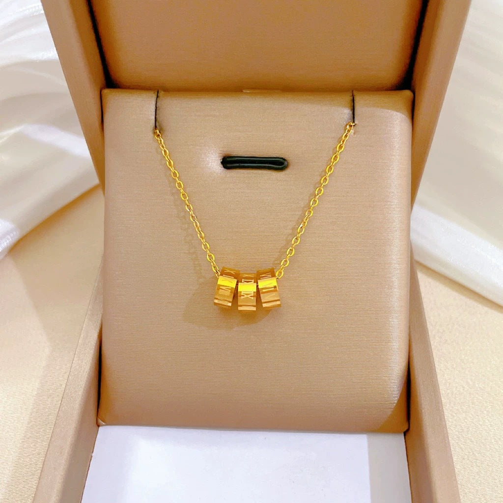 Collana Minimalista Geometrica a Tre Anelli per Clavicole in Acciaio al Titanio con Finitura Placcata da Donna