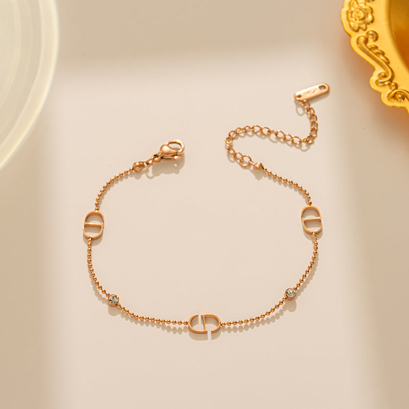 Collana con ciondolo a lettera minimalista da donna in acciaio al titanio con intarsio di strass e finitura lucida