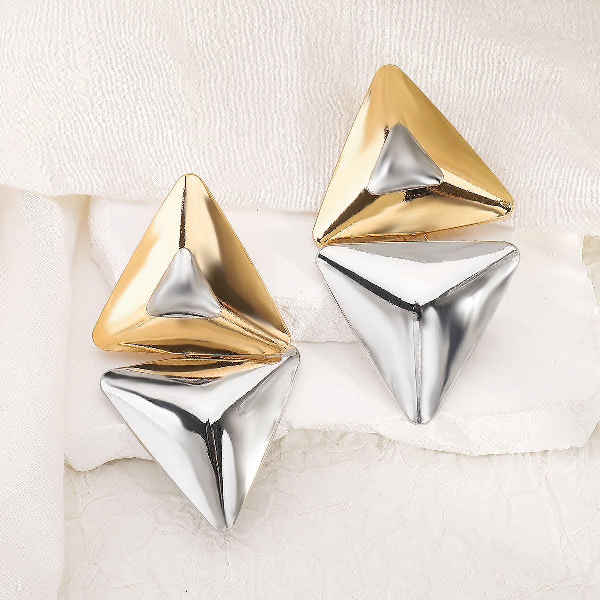 Orecchini a perno da donna geometrici a triangolo in lega alla moda con finitura galvanizzata
