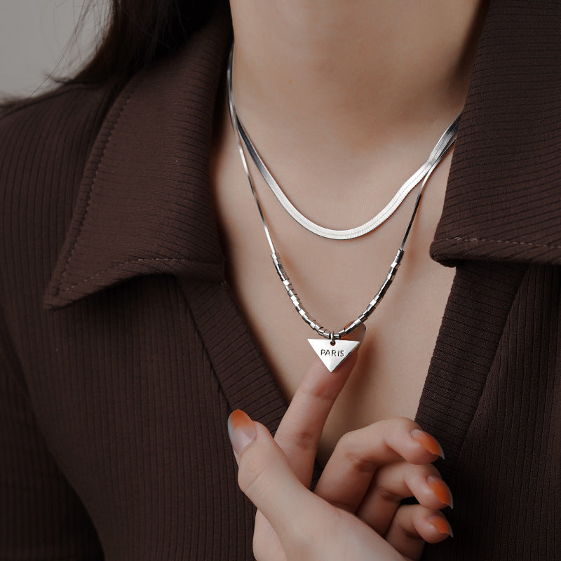 Collana con pendente geometrico minimalista in acciaio al titanio da donna con catena a serpente con finitura lucida e doppia stratificazione per clavicola