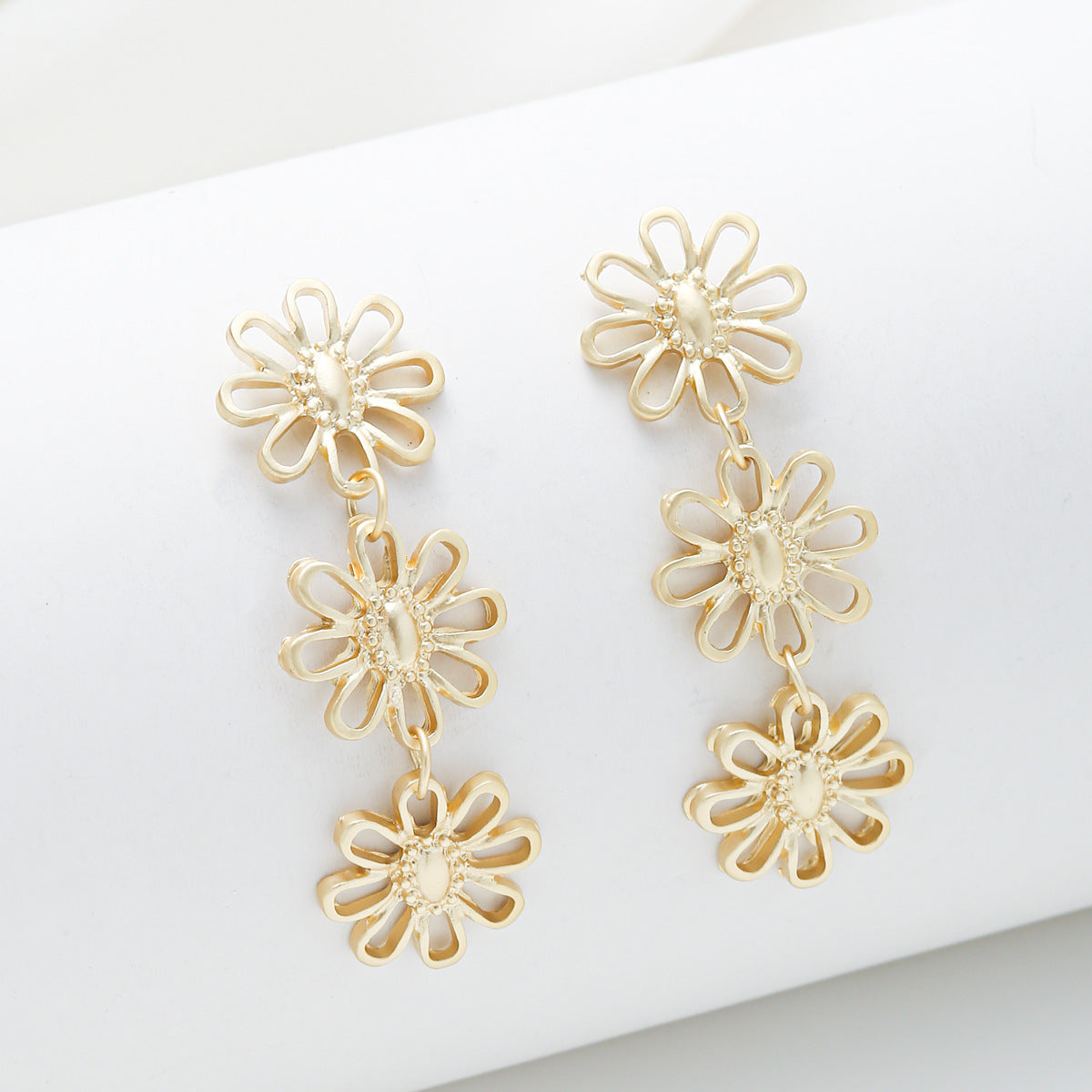 Vintage Floral Stud Earrings in Gold-Plated Alloy with Delicate Flower Center Design for Women