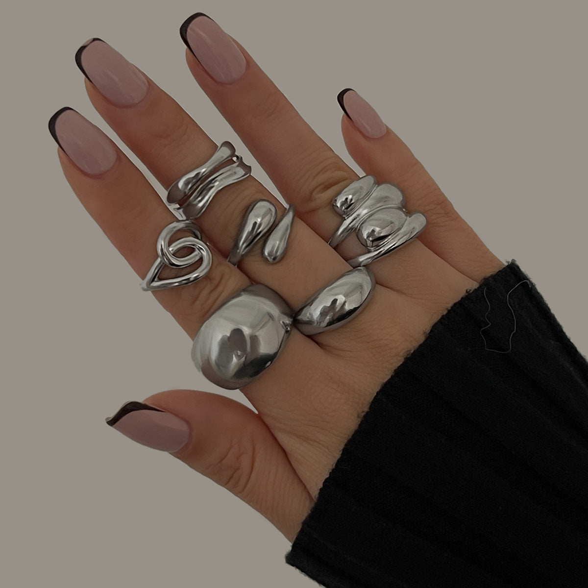 Anello Aperto Minimalista Geometrico in Lega con Design a Linea Fluida e Finitura Placcata da Donna