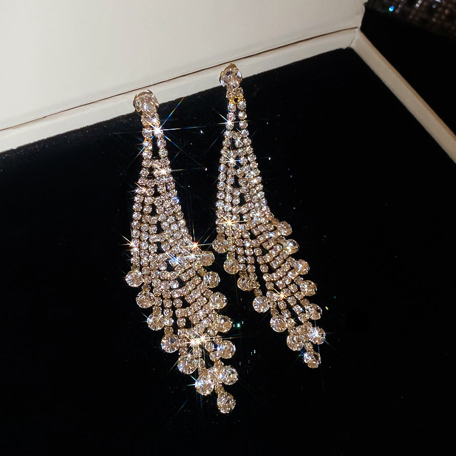 Orecchini pendenti da donna con nappine in stile europeo, intarsiati con strass e dalla forma geometrica