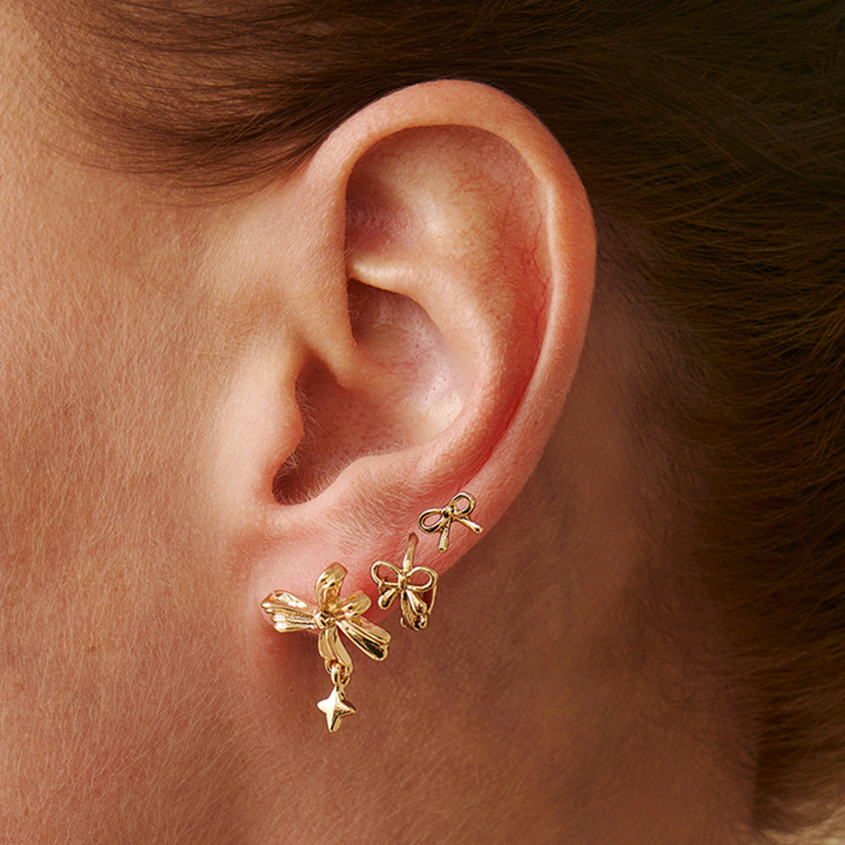 Orecchini a perno e ear cuff minimalisti con fiocco da donna con lega elettrolitica e perni in acciaio inossidabile