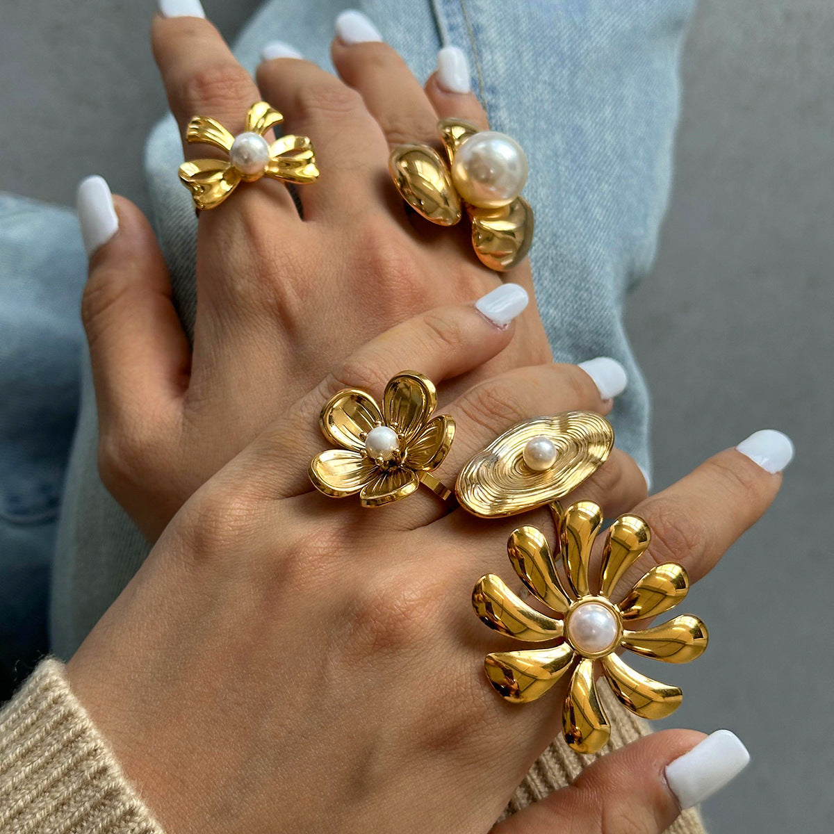 Elegante Anillo de Flor Chapado en Acero Inoxidable con Incrustaciones de Perlas para Mujer