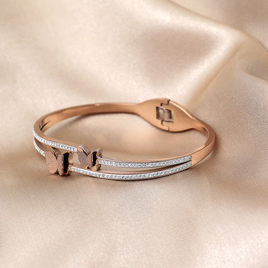 Bracciale a Farfalla Minimalista in Acciaio al Titanio, con Design Traforato e Finitura Placcata, da Donna