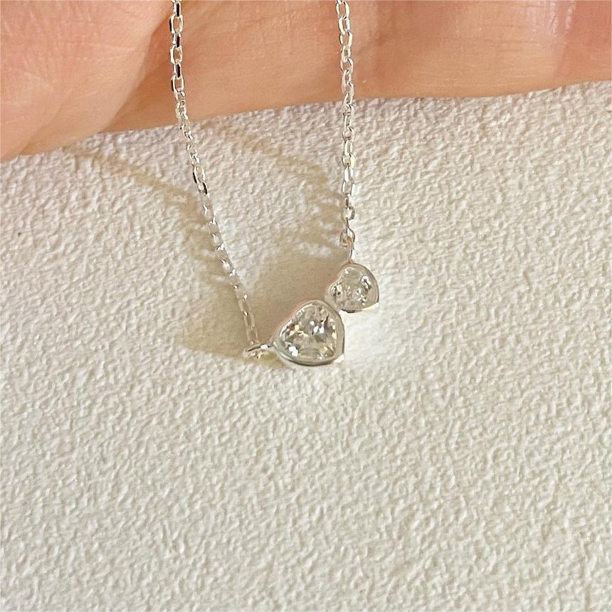 Collana Minimalista a Cuore in Argento Sterling 925 con Accenti di Zirconi su Catena a Croce per Donna
