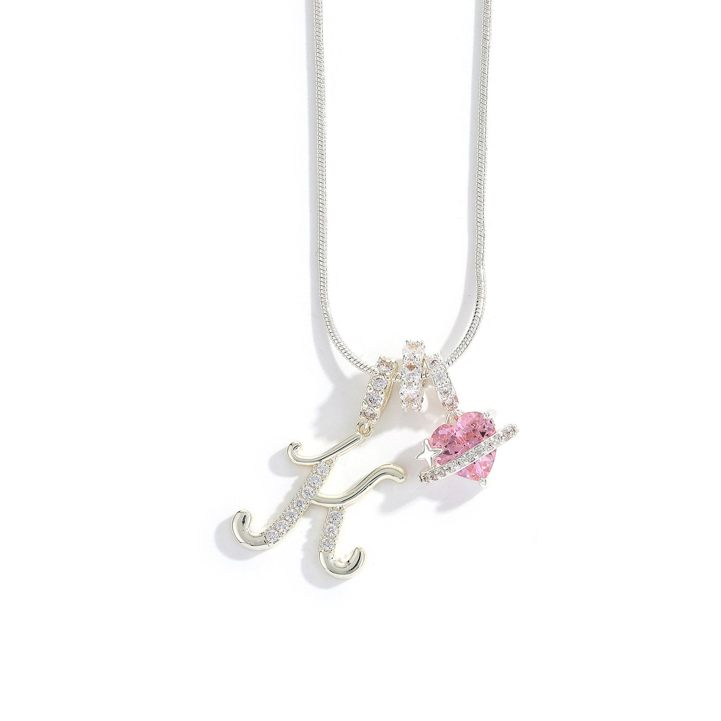Collana con ciondolo a lettera minimalista in rame con intarsio di zirconi dal design geometrico per donna