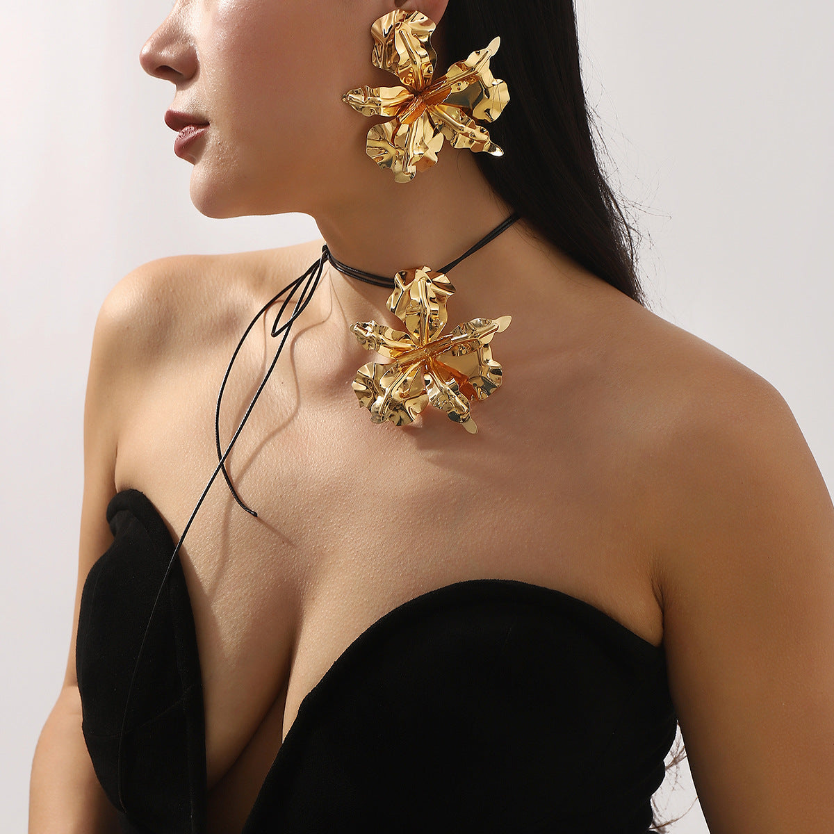 Collar con colgante de diseño floral de lujo con cordón de cera negro y hierro galvanizado para mujer