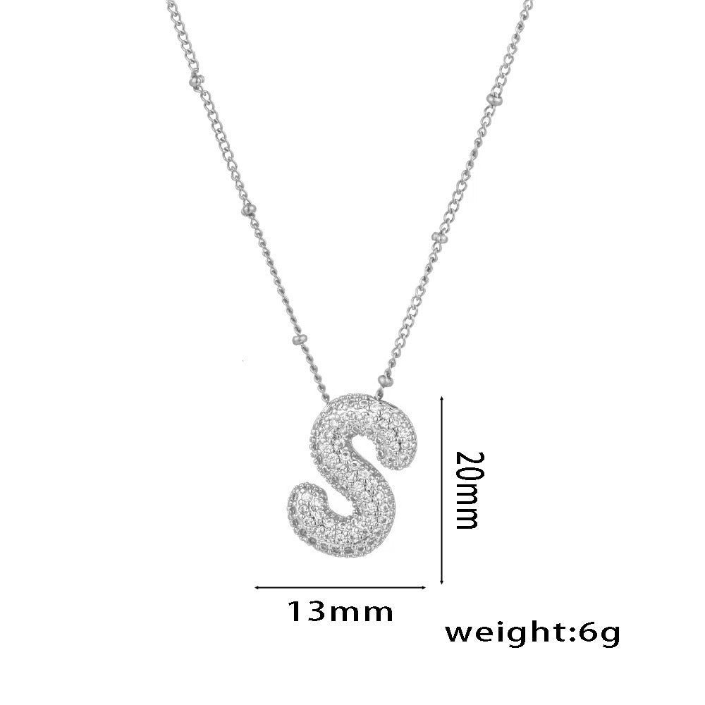 Collana da Donna con Ciondolo a Lettera, Design Geometrico Minimalista, in Ottone Placcato Oro con Zirconi Micro-Pavé