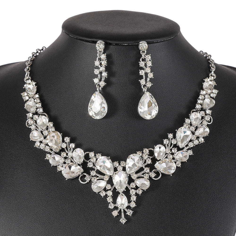Exaggerated Vintage Floral Leaf Pendant Necklace Set for Women with Alloy Chain and Rhodium Plating, Includes Matching Earrings
