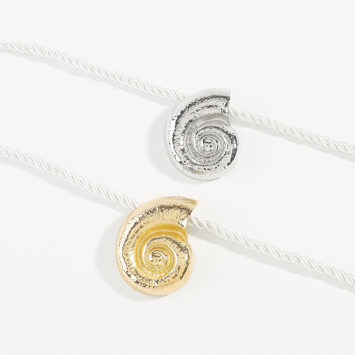 Collar con colgante de concha geométrica vintage inspirada en el océano para mujer con aleación galvanizada y cadena de cordón