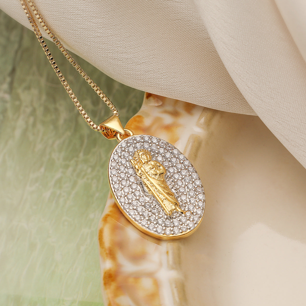 Minimalist Oval Maria Pendant Necklace for Women with Dual-Tone Plating and Zircon Inlay on Copper Base
