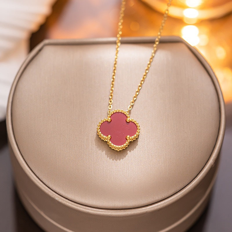 Set di collana, bracciale e orecchini in acciaio al titanio di lusso a forma di trifoglio con finitura placcata, catena a O, catena per clavicola e design ipoallergenico