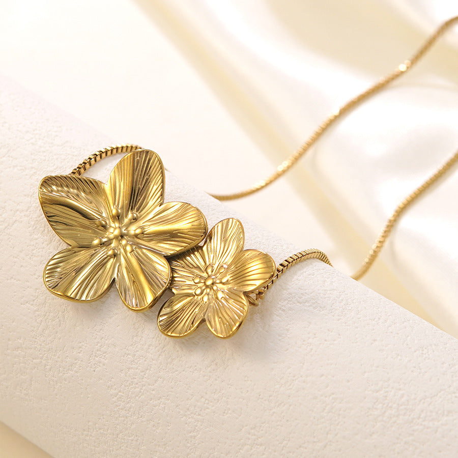 Collana da donna vintage placcata oro 18 carati con ciondolo floreale in acciaio inossidabile e catenina a maglie.