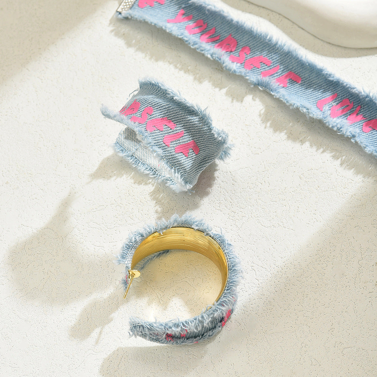 Set di collana e orecchini da donna in denim con design minimalista a lettera e finitura placcata