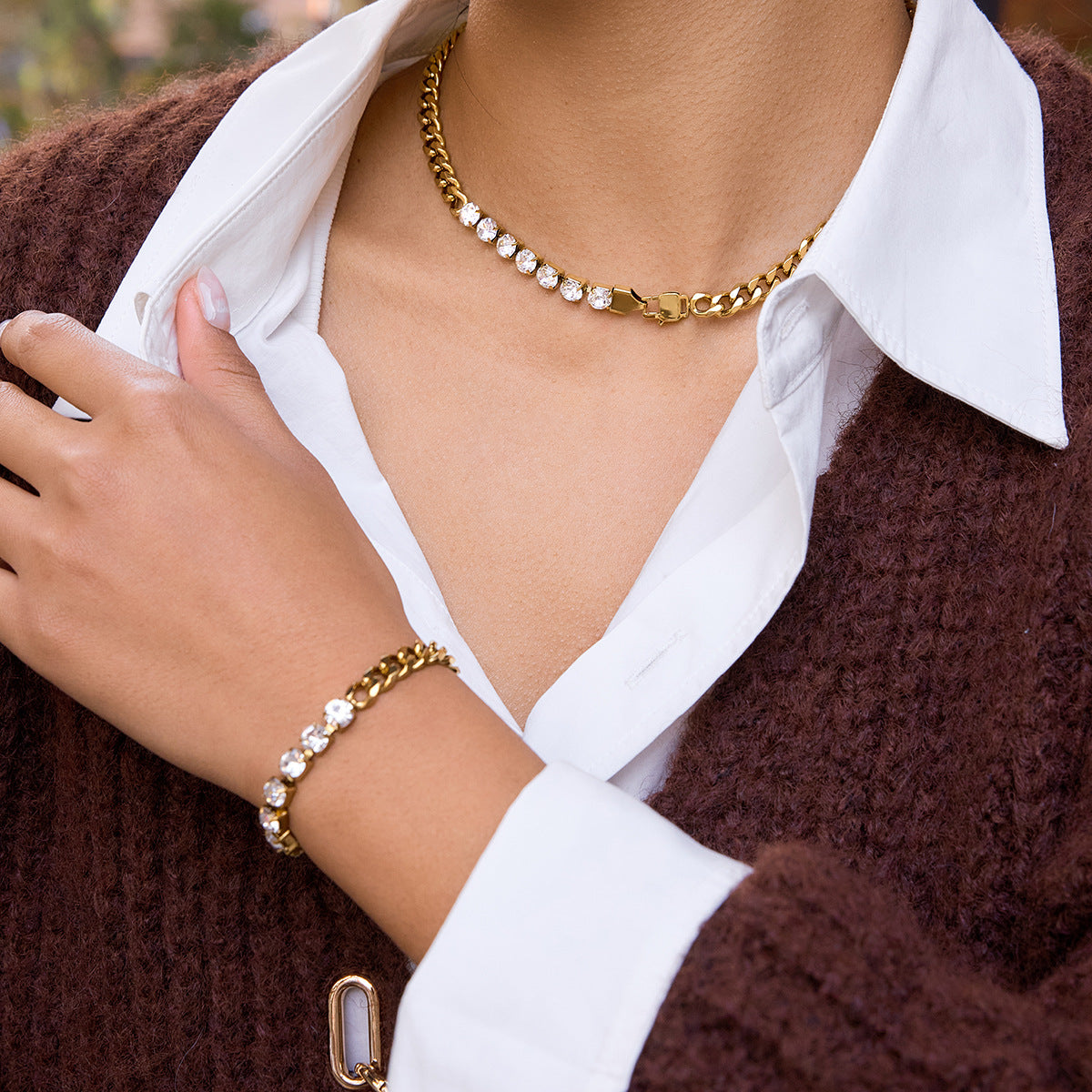 Set collana e bracciale in acciaio al titanio placcato oro 18 carati con strass rotondi geometrici alla moda da donna