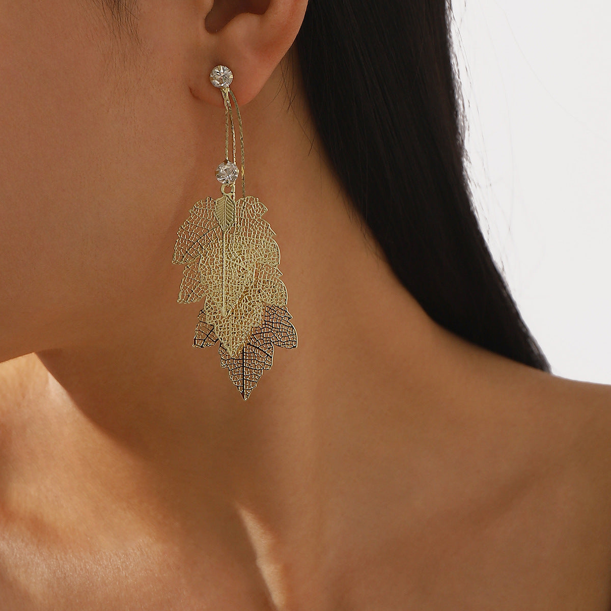 Pendientes Minimalistas Geométricos con Forma de Hoja, Textura Calada, Base de Hierro y Incrustaciones de Pedrería, Acabado Galvanizado para Mujer