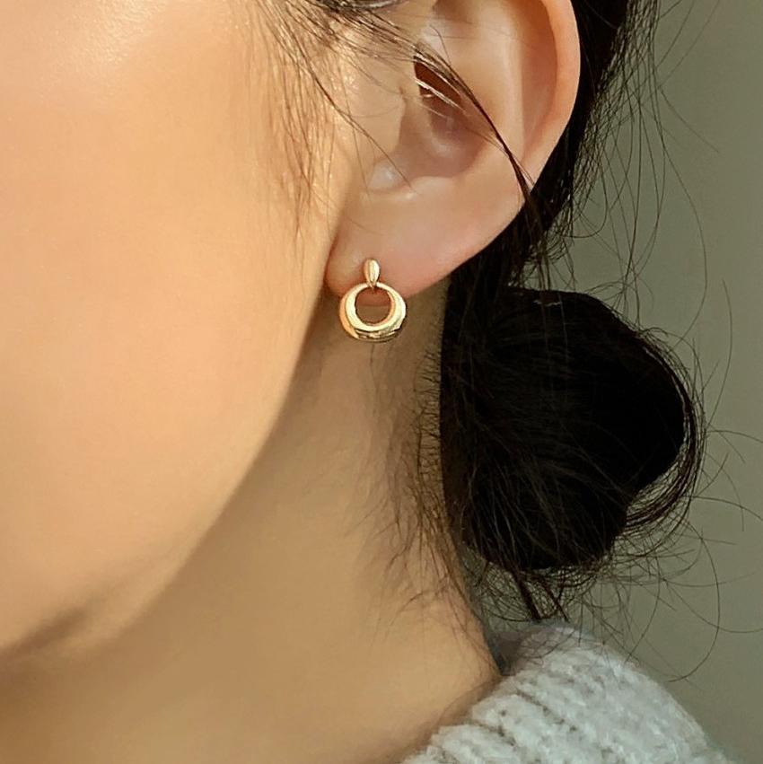 Minimalist Elegant 925 Sterling Silver Hollow Round Heart Stud Earrings for Women