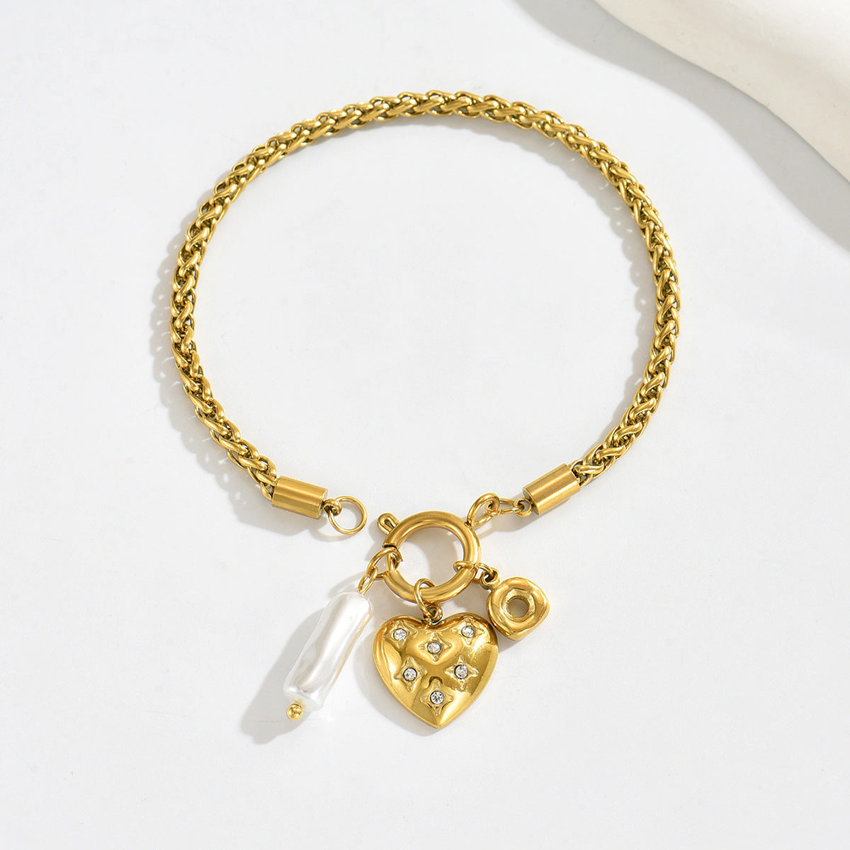 Elegante Ciondolo a Barra in Ottone con Intarsio a Cuore Geometrico e Diamanti per Donna