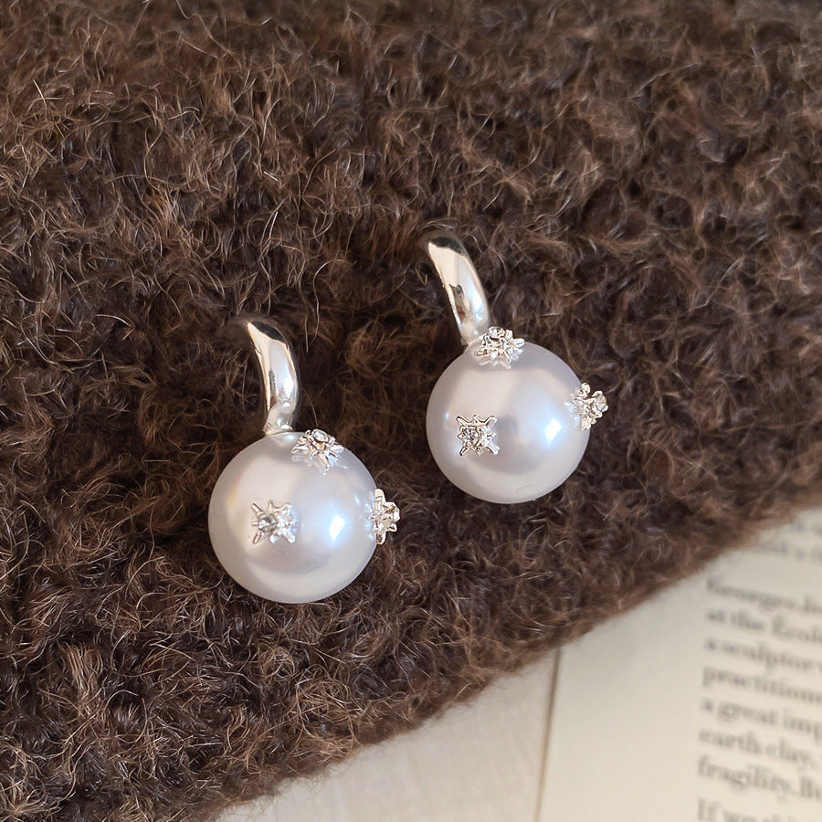 Orecchini da donna vintage eleganti a forma di stella geometrica con perle simulate e zirconi, perni in acciaio placcato