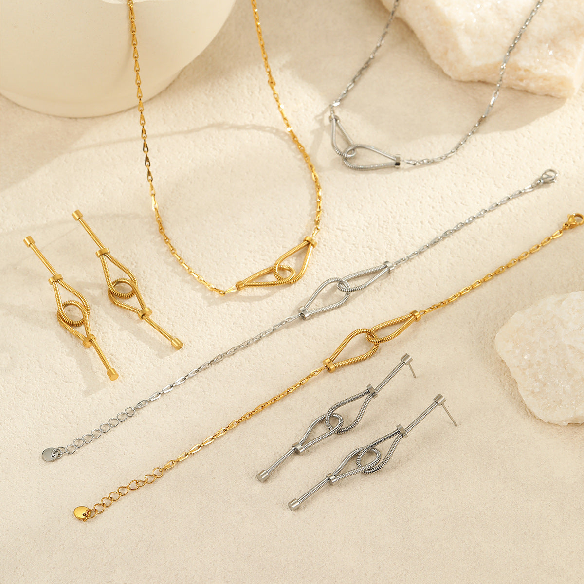 Conjunto de collar, pendientes y pulsera minimalista de acero de titanio con diseño geométrico y estilo francés, con acabado chapado