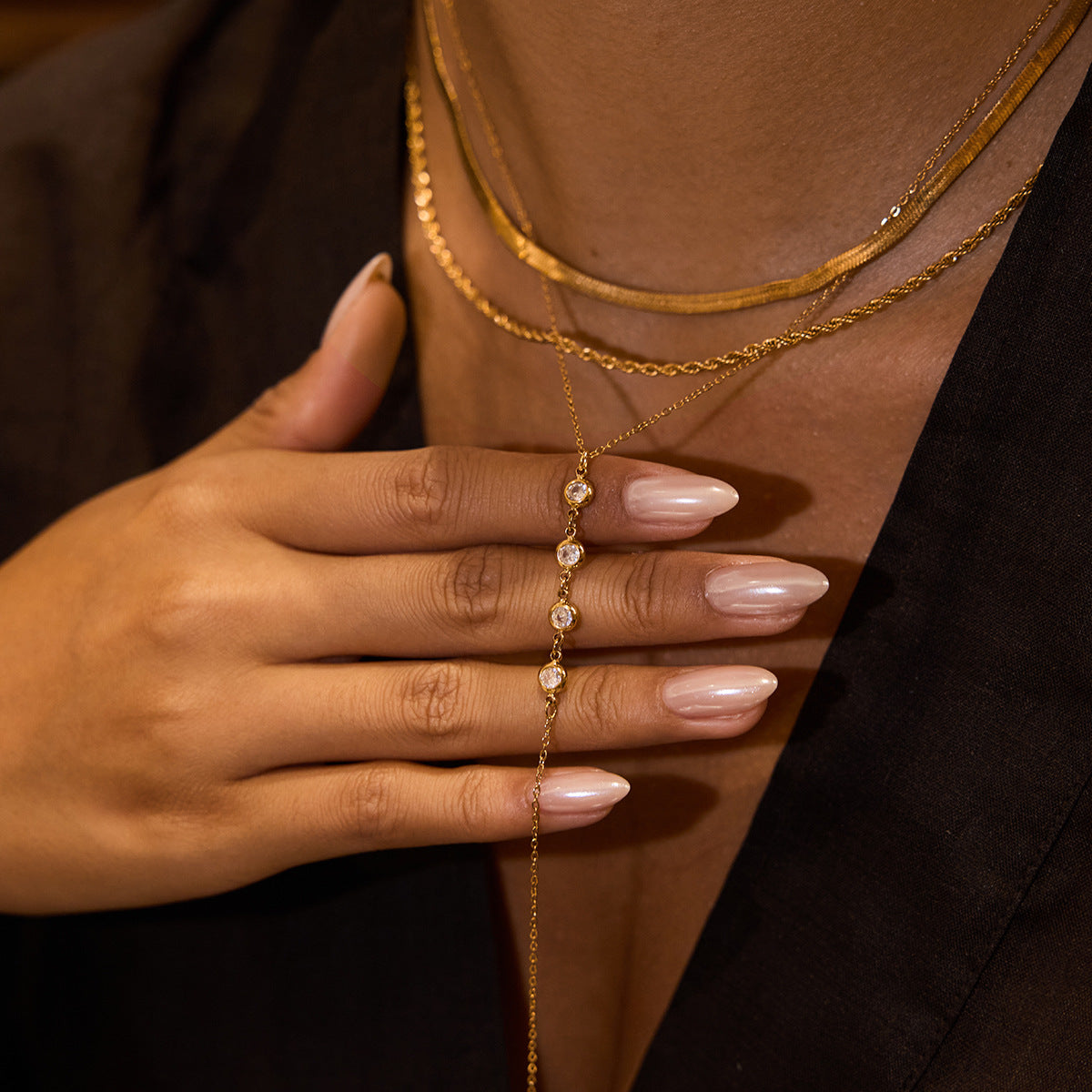 Collar de acero inoxidable con forma de Y geométrica, colgante de acero de titanio e incrustaciones de diamantes de imitación para mujer, cadena con medallón chapado hipoalergénico