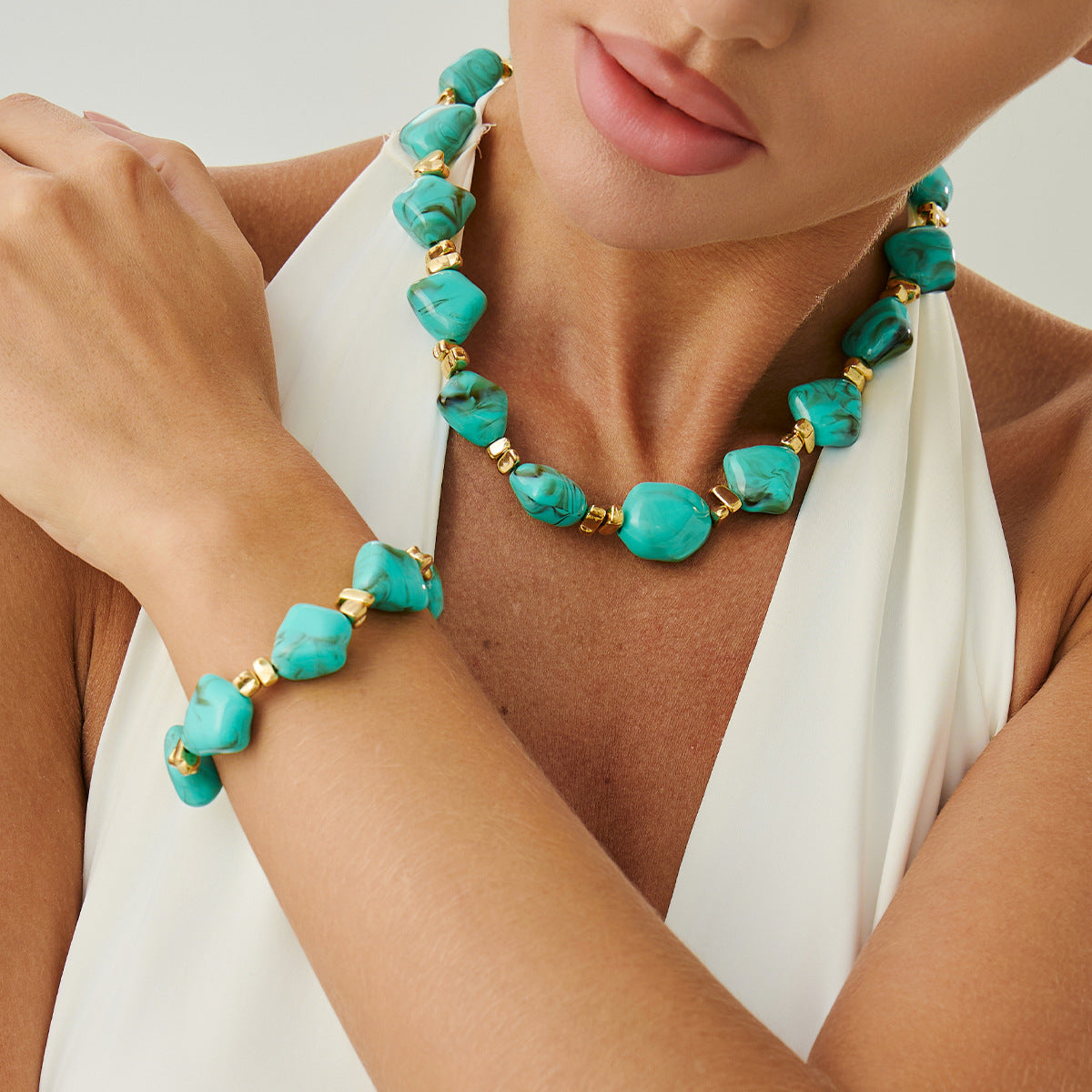 Collana girocollo da donna in resina, geometrica minimalista irregolare, con finitura placcata