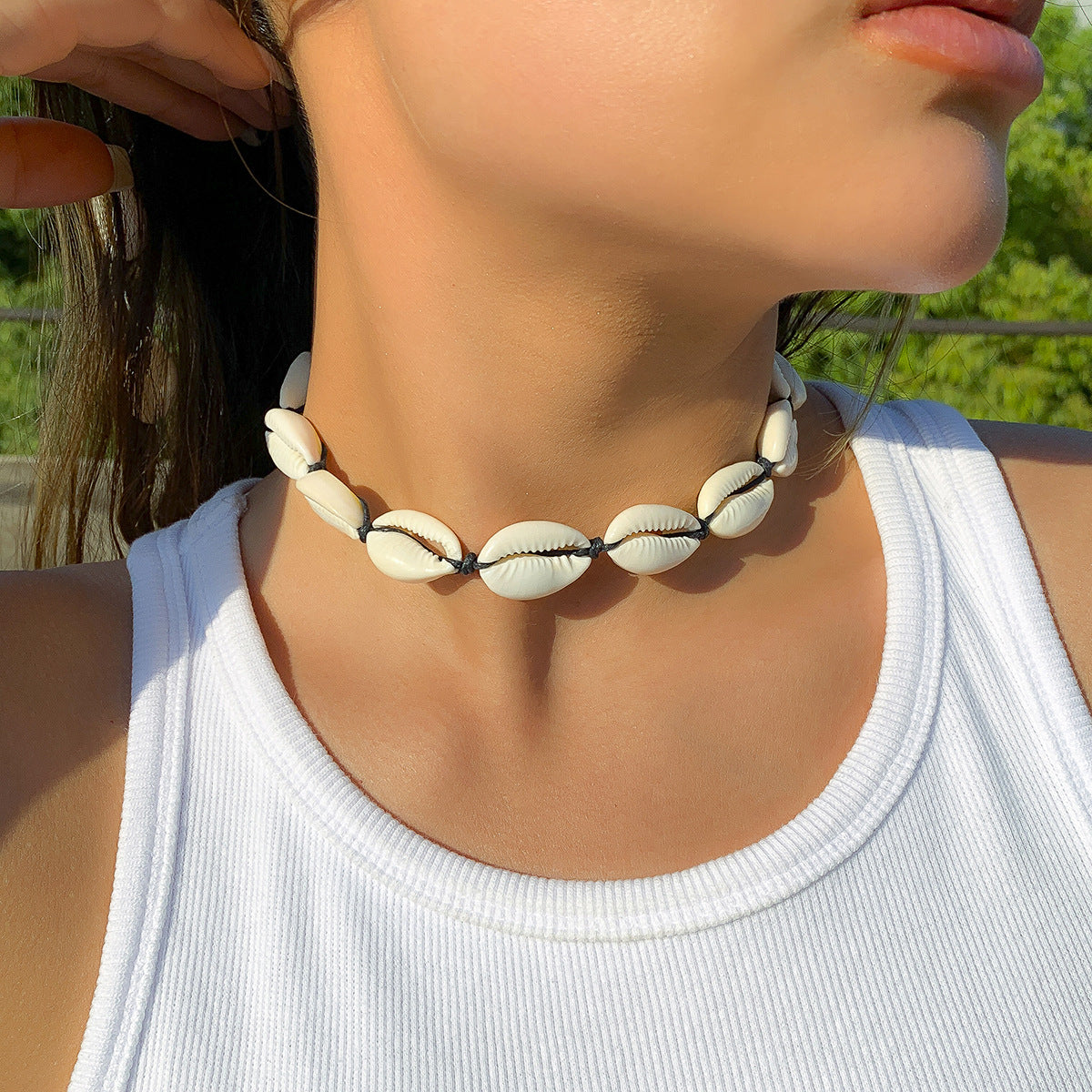 Collana da donna con ciondolo a conchiglia geometrico irregolare in stile vacanza e cordino intrecciato