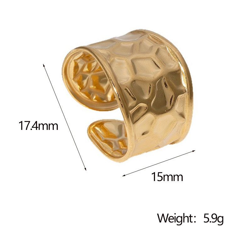 Anello Aperto da Donna Minimalista in Acciaio al Titanio a Fascia Larga con Finitura Placcata e Texture Ondulata