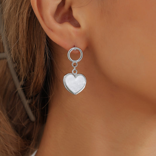 Orecchini a perno geometrici cavi circolari con pendente a cuore ispirato alla madreperla in metallo placcato per donna