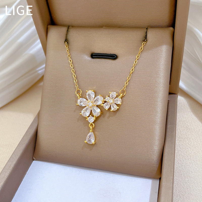 Sweet Elegant Five-Leaf Flower Plant Shape Cubic Zirconia Inlaid Titanium Steel Necklace for Unisex