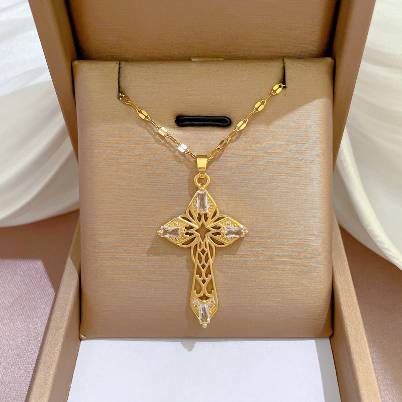 Collana con ciondolo esotico a croce vuota geometrica da donna in acciaio al titanio con accenti in oro micro-pavé e catena delicata per clavicola