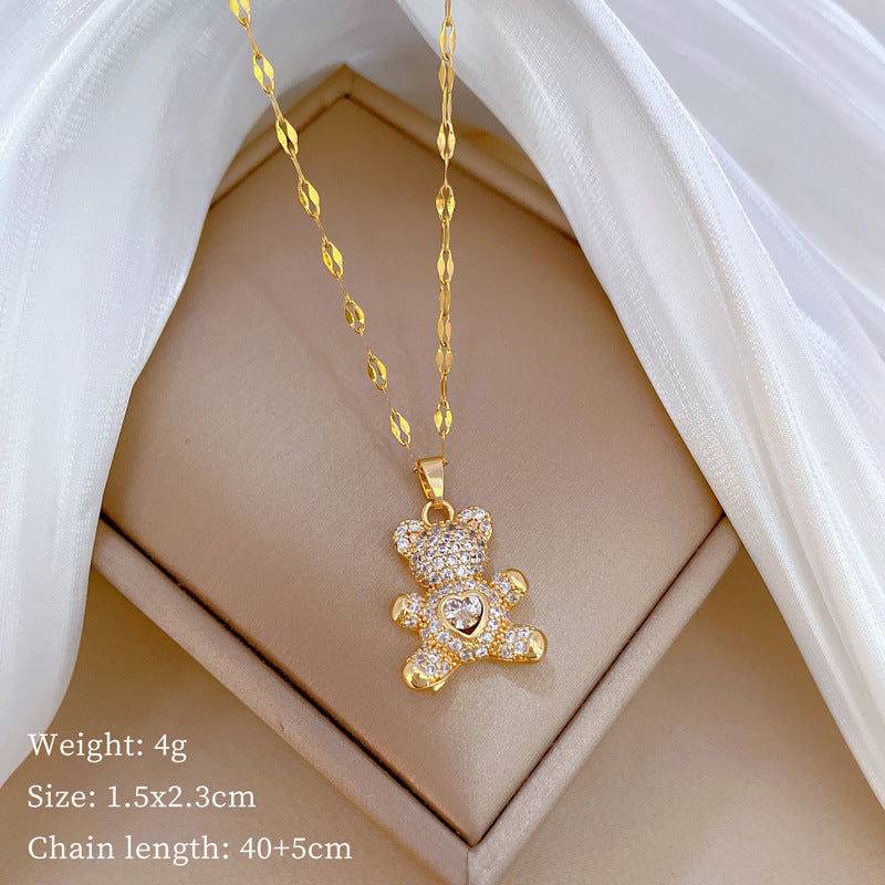 Collana con Ciondolo Orsetto in Acciaio al Titanio con Strass Micro-Incastonati, Catena Regolabile alla Clavicola, Stile Cartone Animato Minimalista