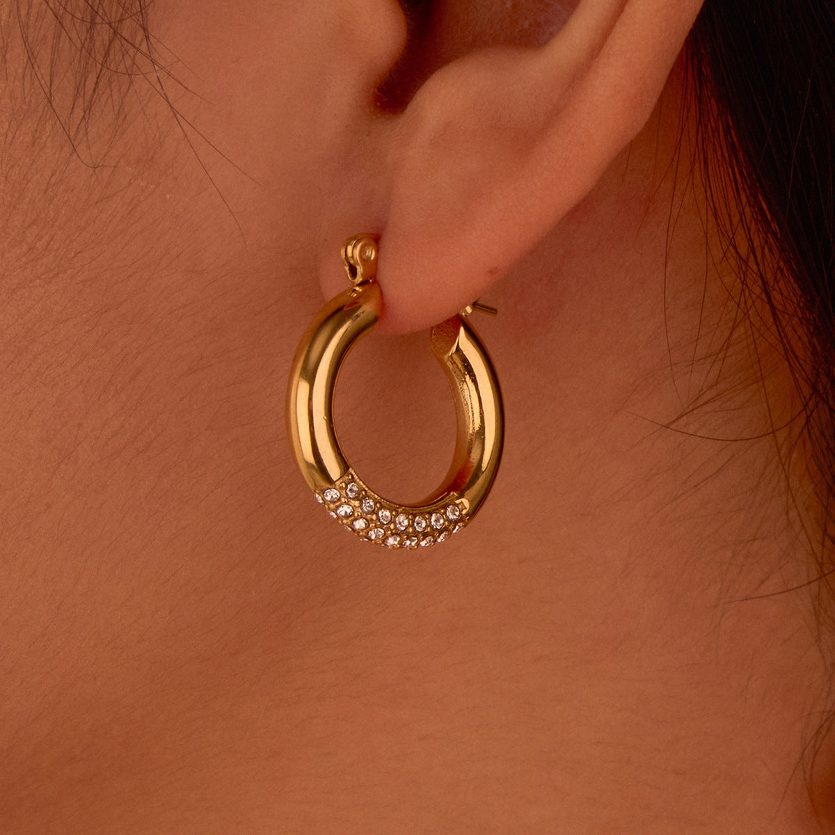 Pendientes de Aro Minimalistas Geométricos de Acero Inoxidable Chapados en Oro para Mujer con Detalles de Diamantes de Imitación