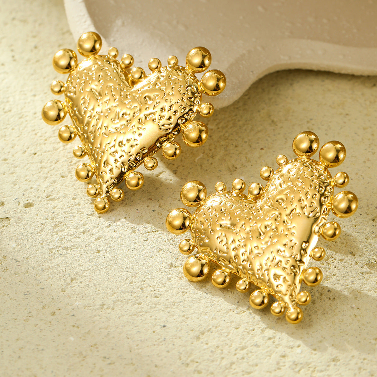 Pendientes de acero titanio con forma de corazón vintage, textura martillada y chapado en oro para mujer