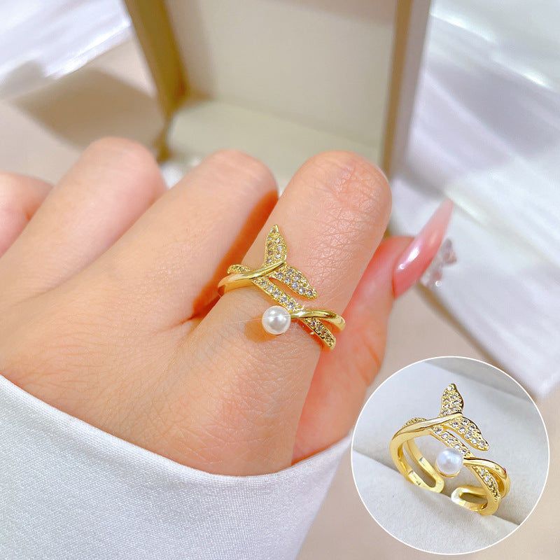 Anello minimale in ottone placcato oro con tono freddo, a forma di corona e perla micro-pavé, da donna