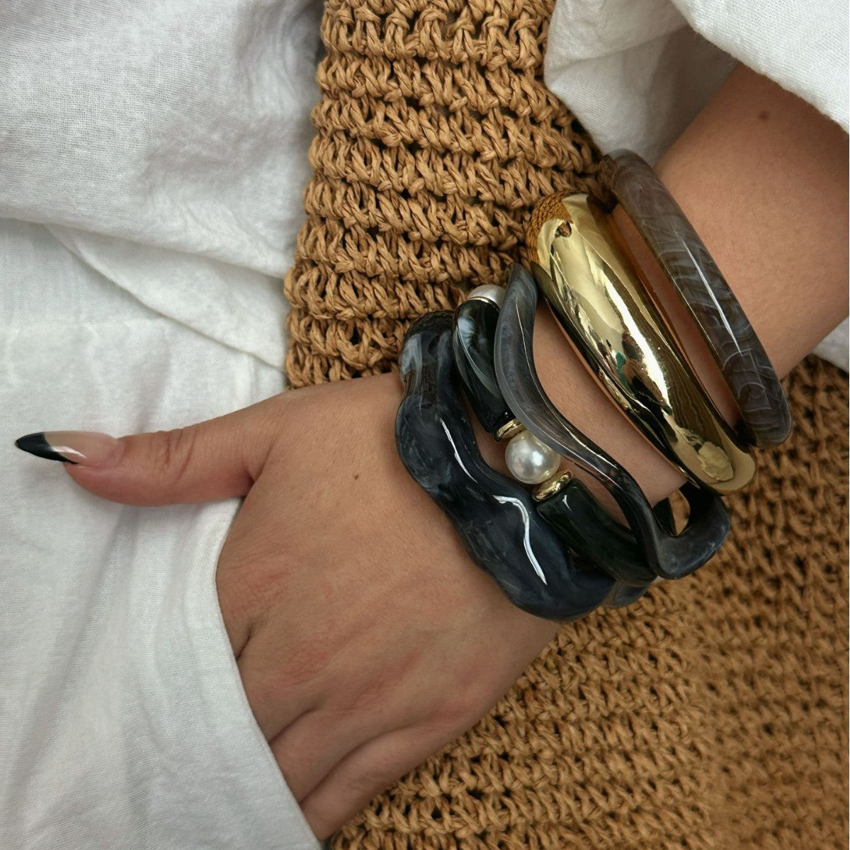 Fashion Minimalist Geometric Black Acrylic Plated Curved Tube Bracelet for Women