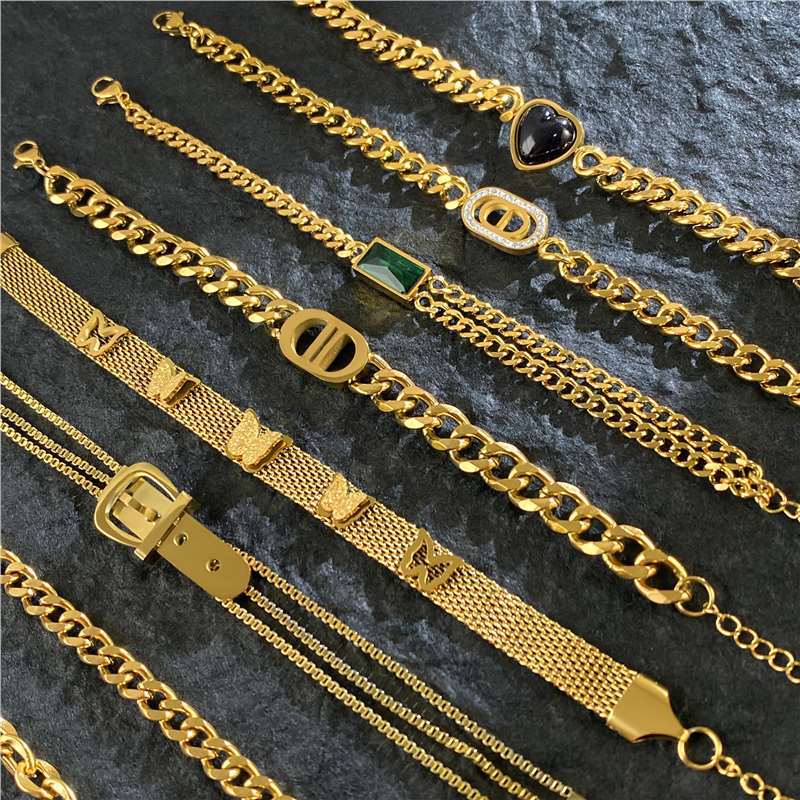 Original Design Heart and Butterfly Shaped Titanium Steel Bracelet with Gold Plating Cuban Chain for Women