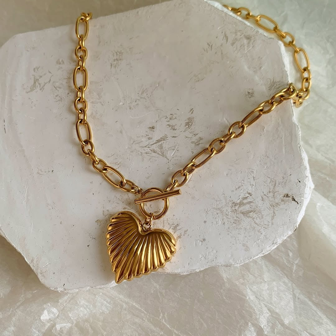 Collana con ciondolo a cuore minimalista placcato oro 18 carati con chiusura a T in acciaio inossidabile, gioielli alla moda da donna