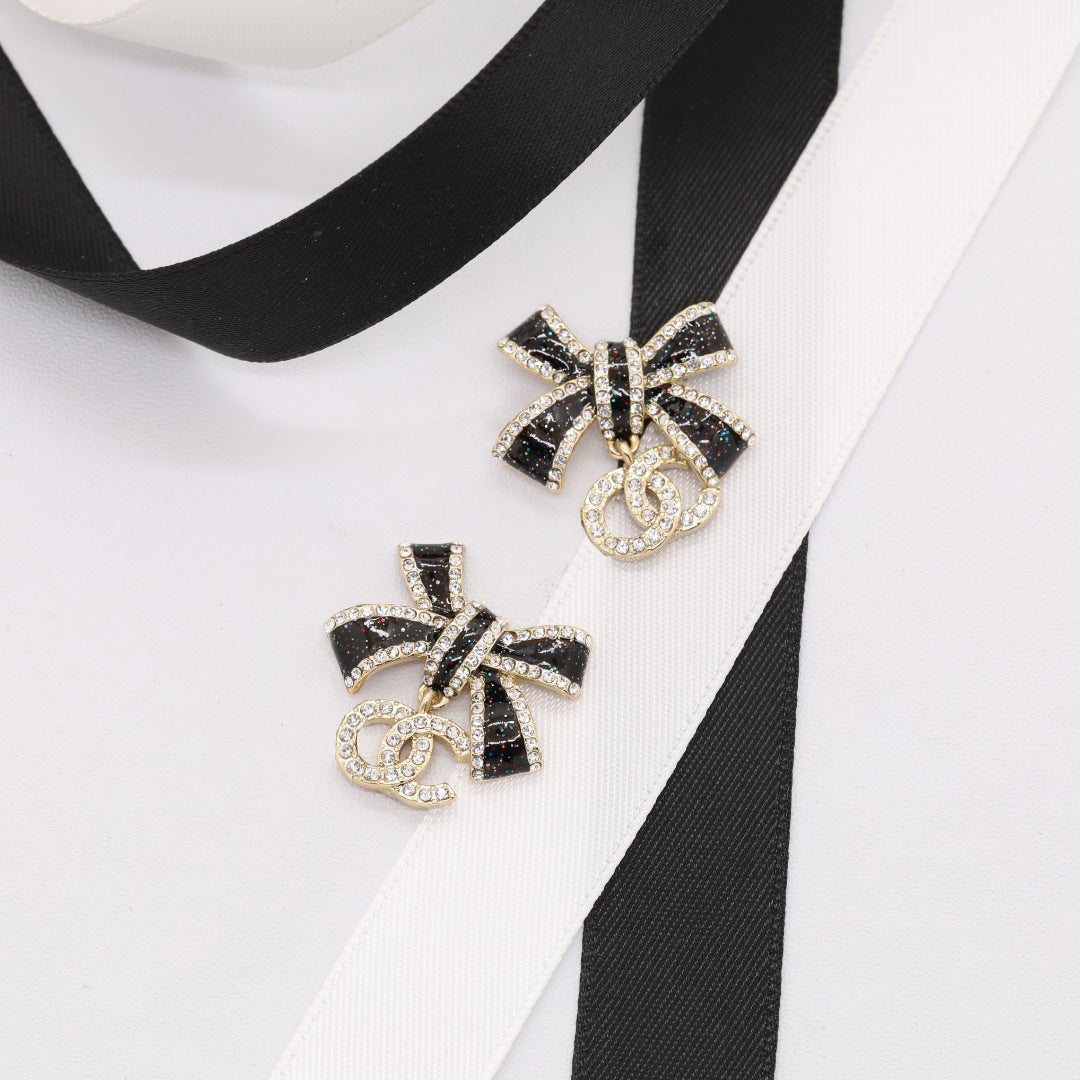 Elegante set di collana e orecchini in ottone placcato oro con fiocco smaltato da donna
