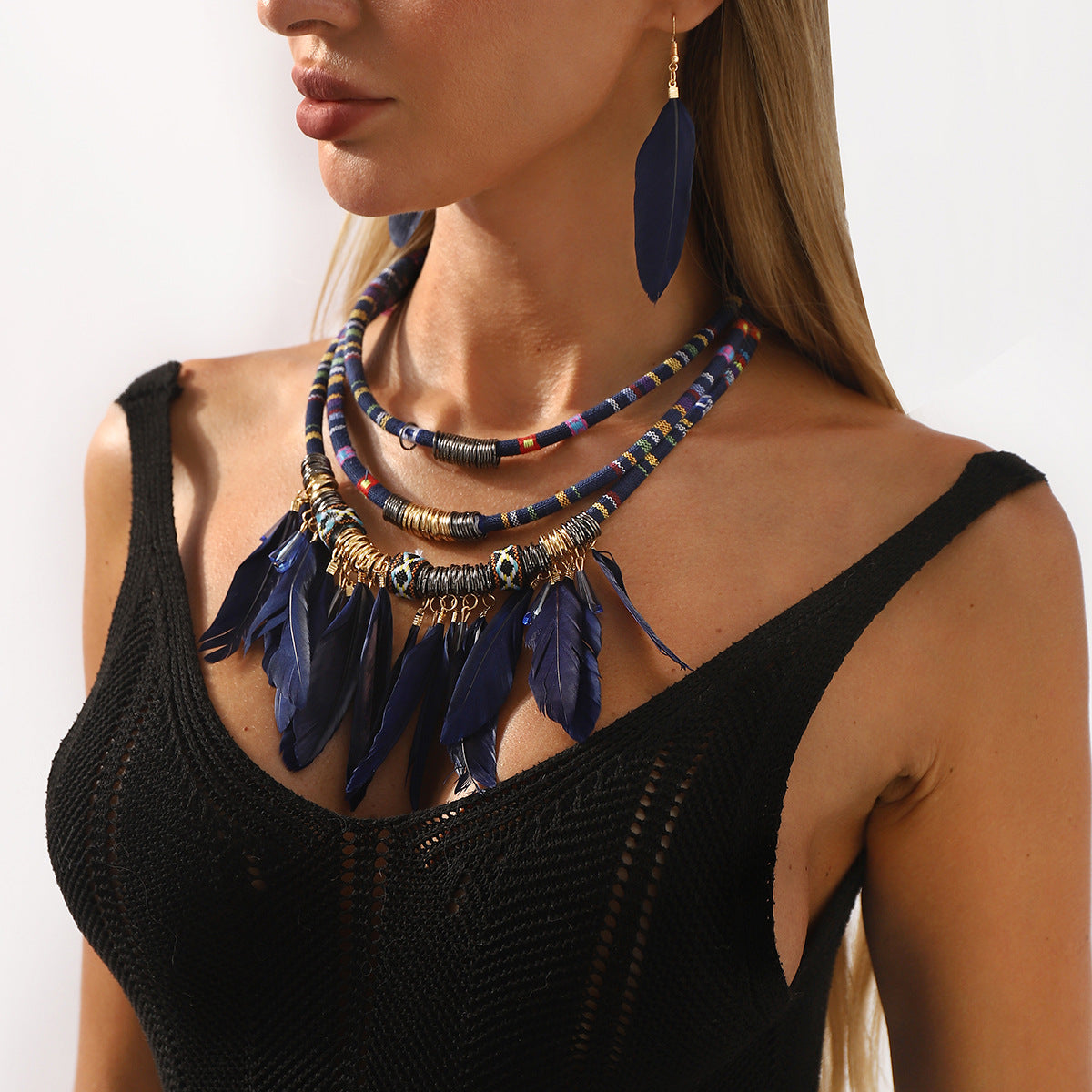 Conjunto de collar y pendientes de plumas bohemios hechos a mano para mujer con cadena de cordón de algodón y diseño artístico étnico