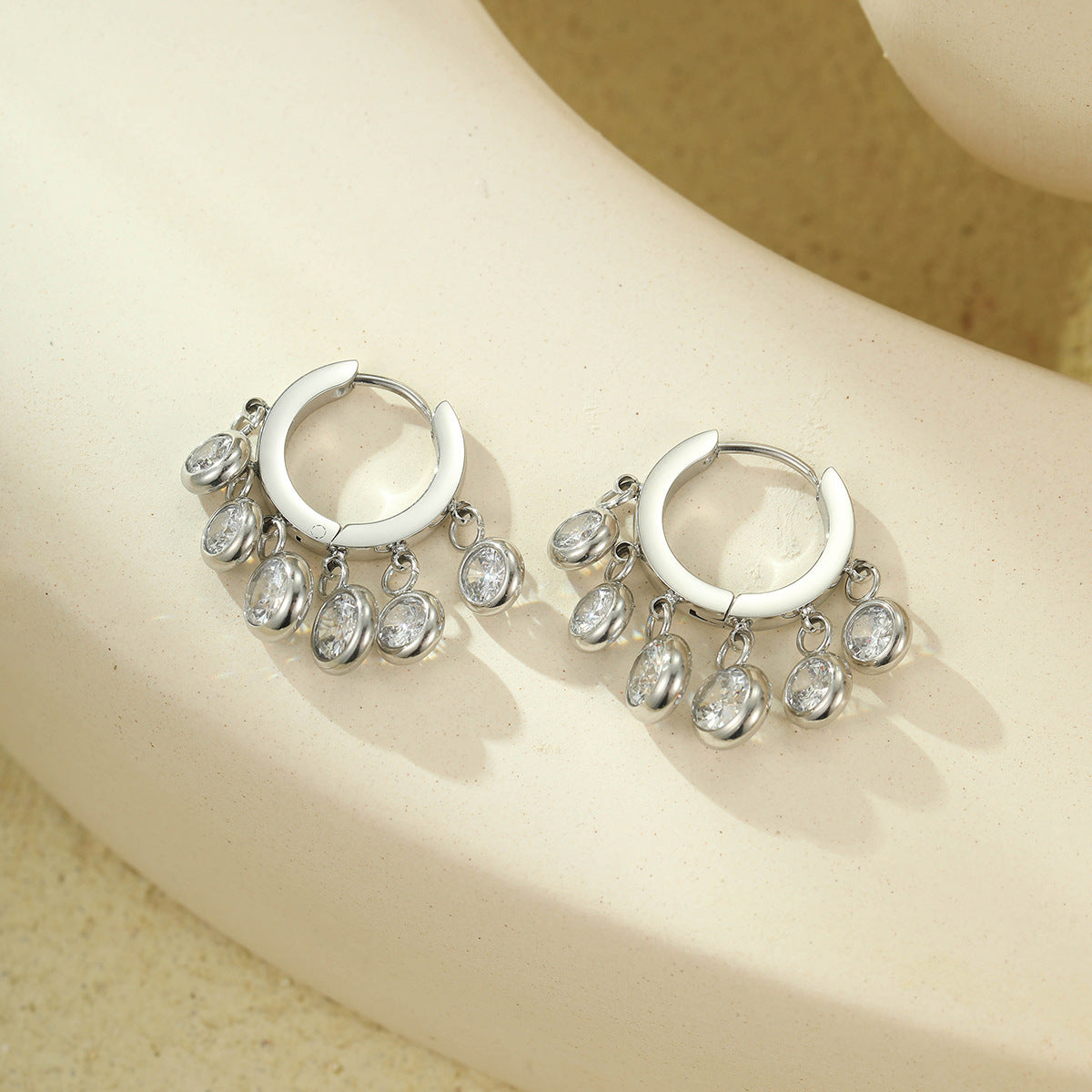 Orecchini pendenti in acciaio inossidabile placcato oro 18 carati con zirconi intarsiati, stile vintage e forma rotonda