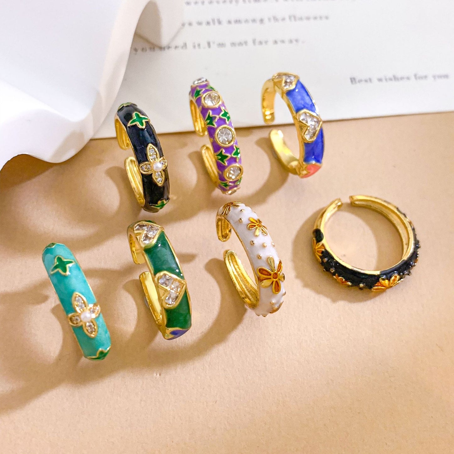 Anello regolabile da donna in ottone placcato, smaltato a goccia, con motivo floreale minimalista