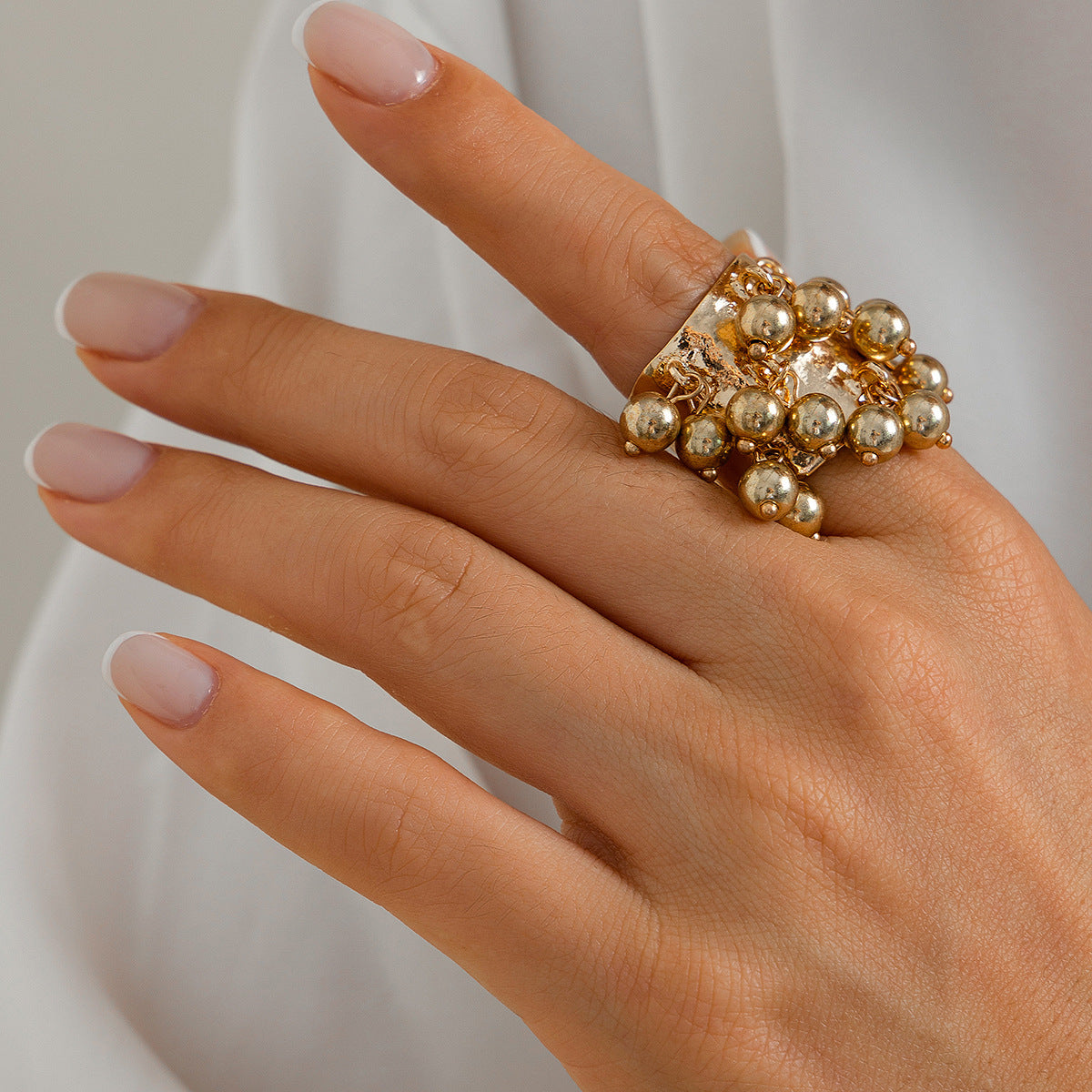 Anello statement bohémien vintage a forma di cuore con perle finte e dettaglio nappa da donna