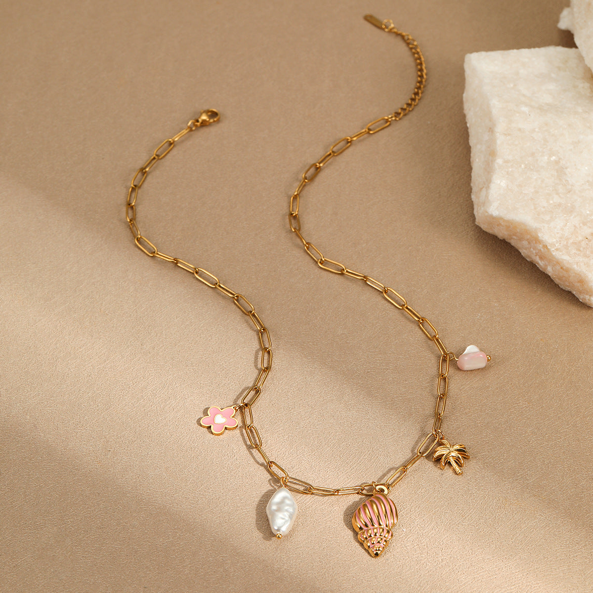 Collar de múltiples colgantes con diseño de concha, perla y palmera, a la moda, con temática oceánica, de acero inoxidable y acabado chapado para mujer