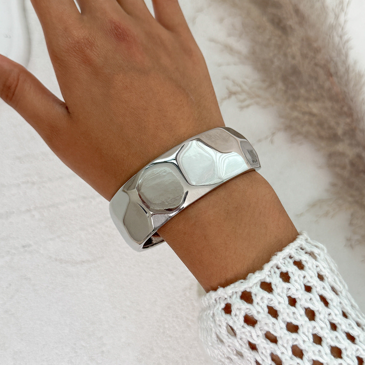 Pulsera minimalista geométrica de aleación para mujer con textura líquida martillada y acabado pulido chapado