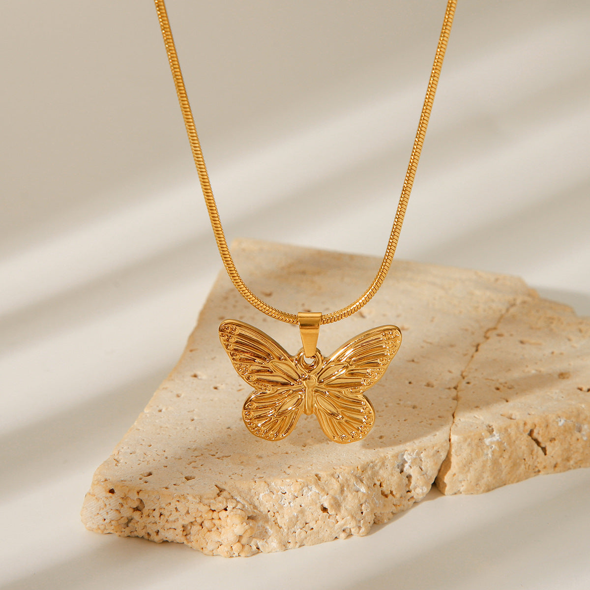 Collana Minimalista con Ciondolo a Farfalla in Acciaio al Titanio Placcato Oro 18K su Catena Snake per Donne